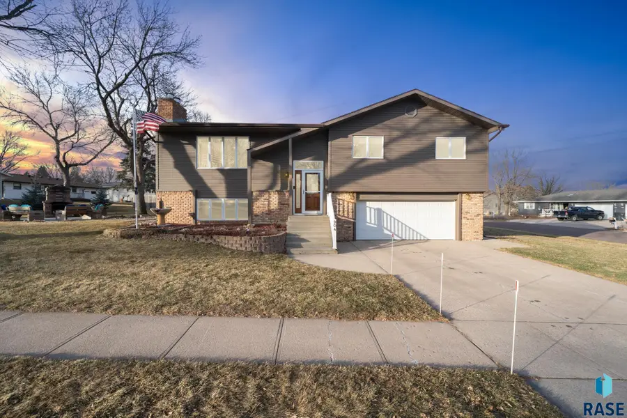 904 E 11th St, Dell Rapids, SD 57022 - #2