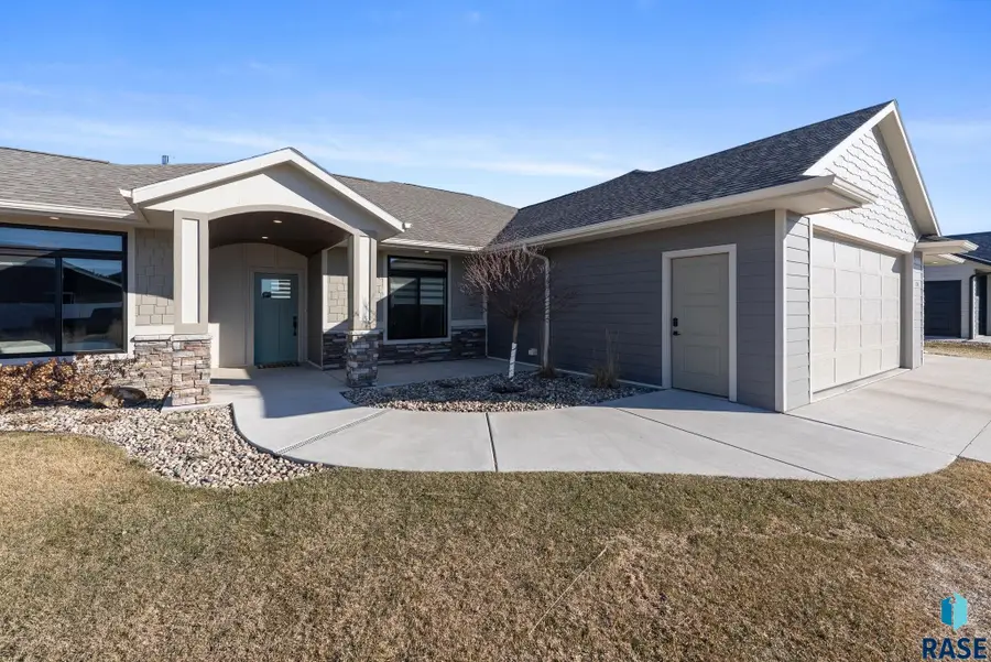 2310 N Lammers Ave, Tea, SD 57064 - #2