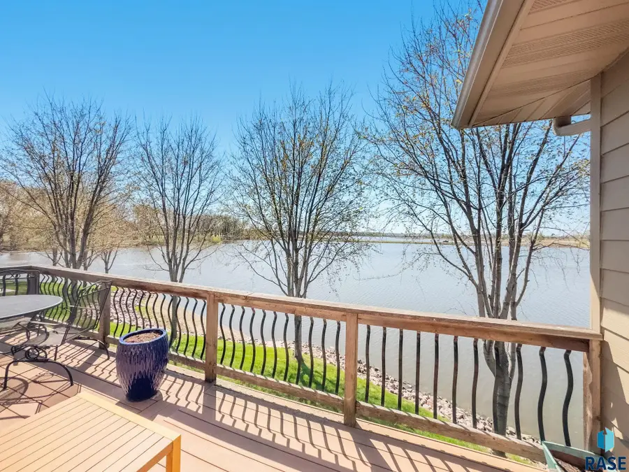 5007 Sunset Blvd, Madison, SD 57042 - #2