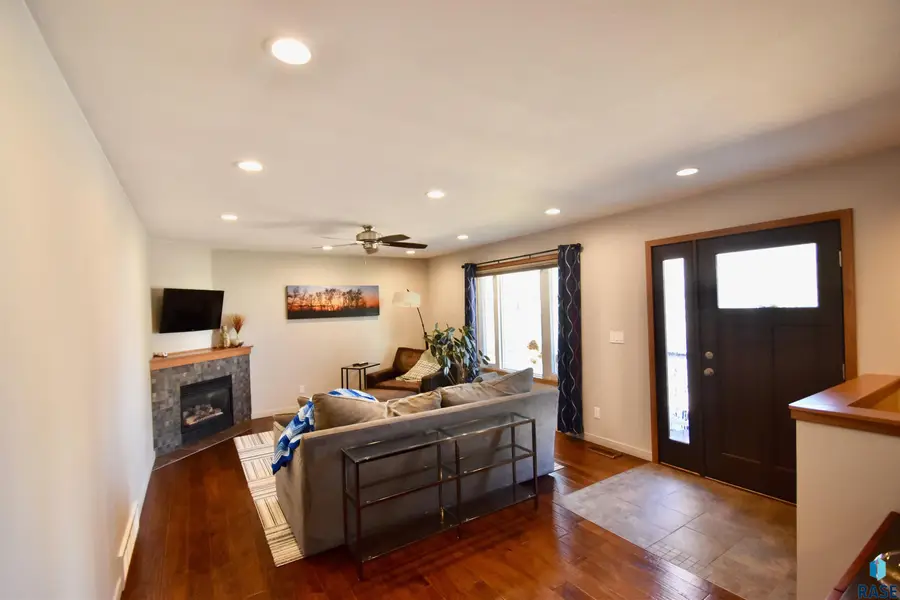 1309 E 26th St, Sioux Falls, SD 57105 - #2