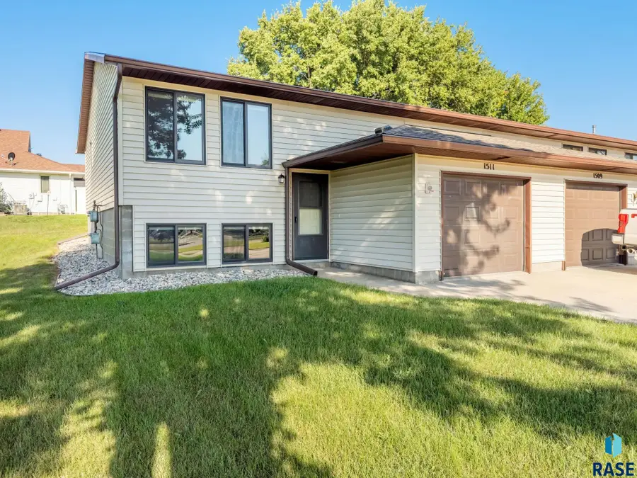 1505 E Cedar Cir, Brandon, SD 57005 - #2