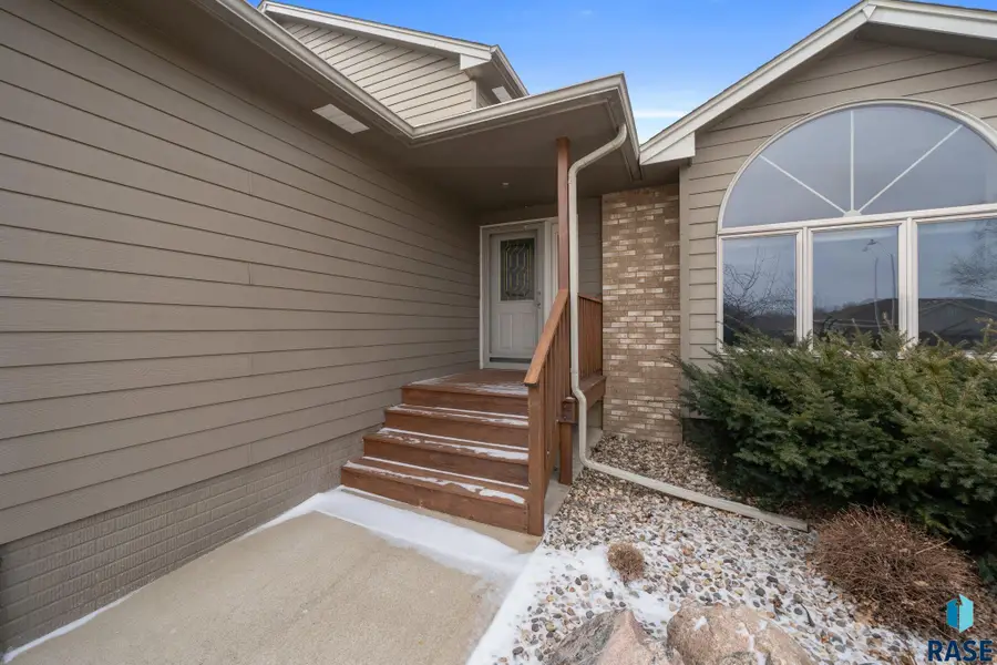 2409 S Grinnell Ave, Sioux Falls, SD 57106 - #2