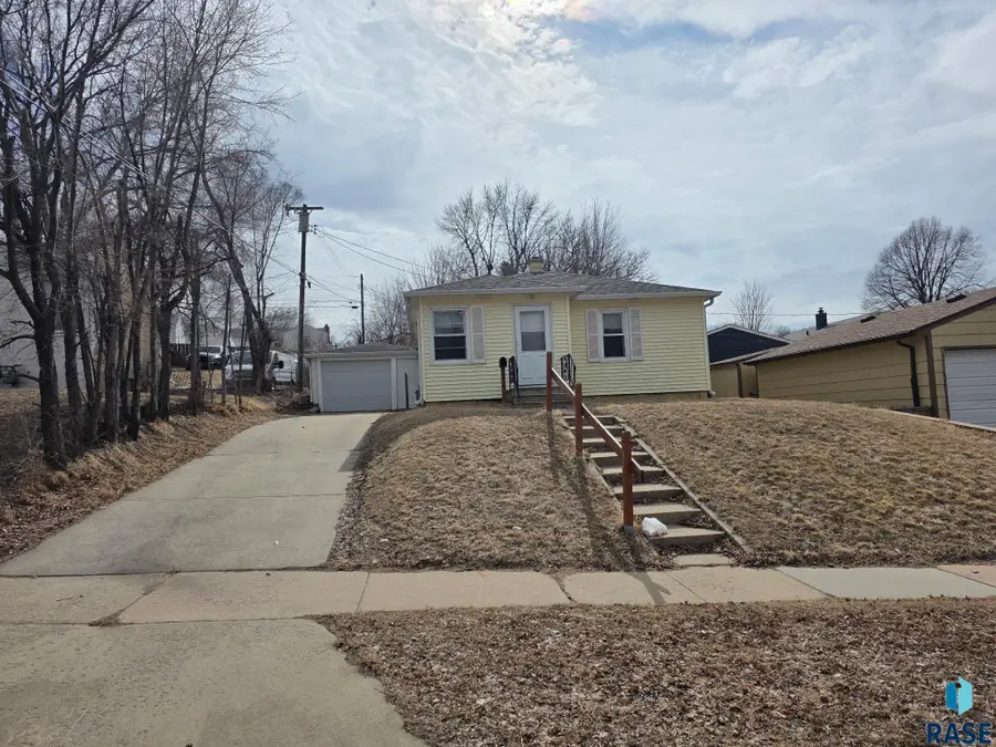 2213 W 15th St, Sioux Falls, SD 57104 - #2