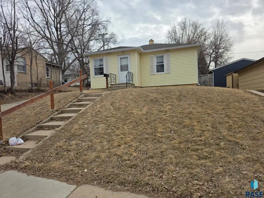 2213 W 15th St, Sioux Falls, SD 57104 - #3