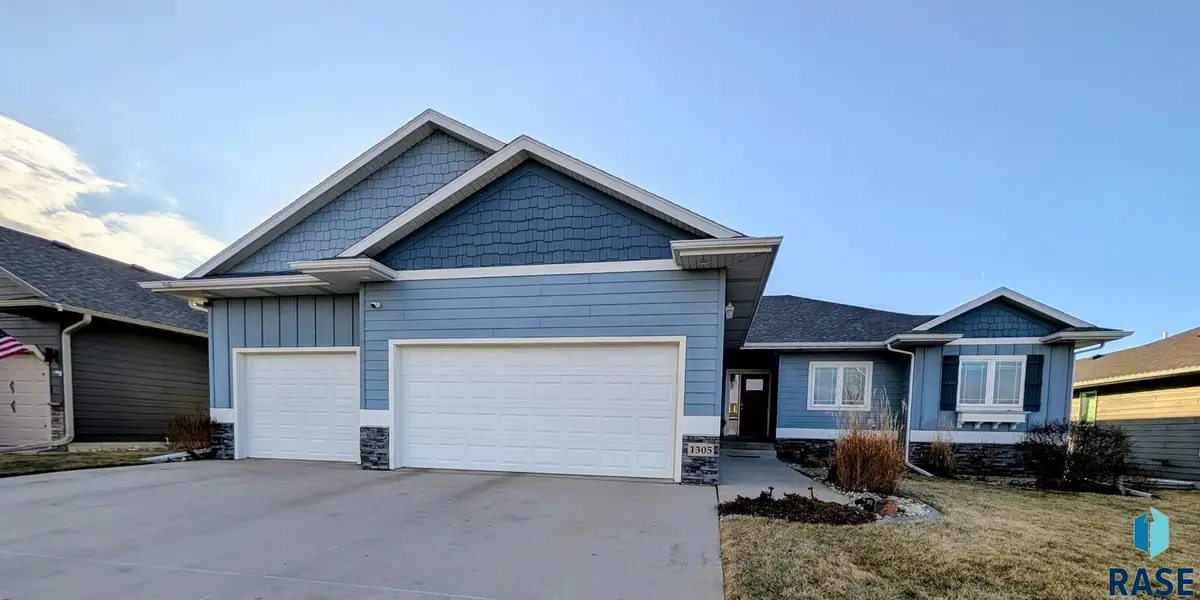 1305 S Gill Ave, Sioux Falls, SD 57106 - #1