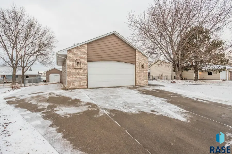 901 E Pine St, Brandon, SD 57005 - #2