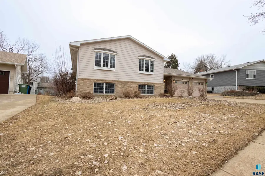5909 W Chadwick Pl, Sioux Falls, SD 57106 - #3