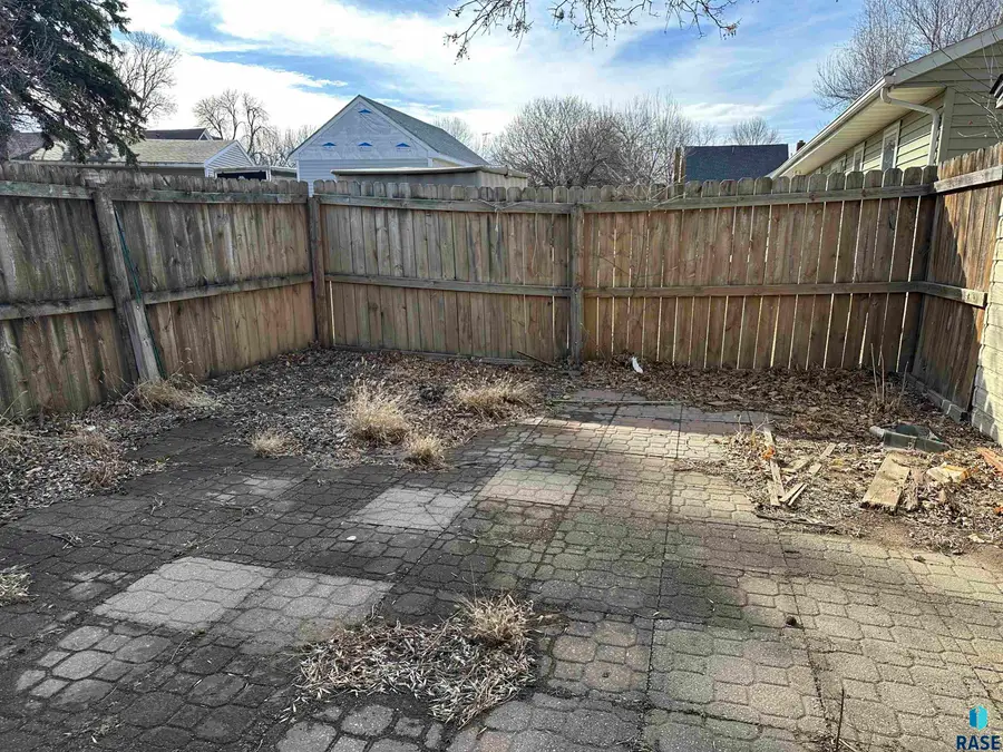 631 N Cedar St, Luverne, MN 56156 - #3