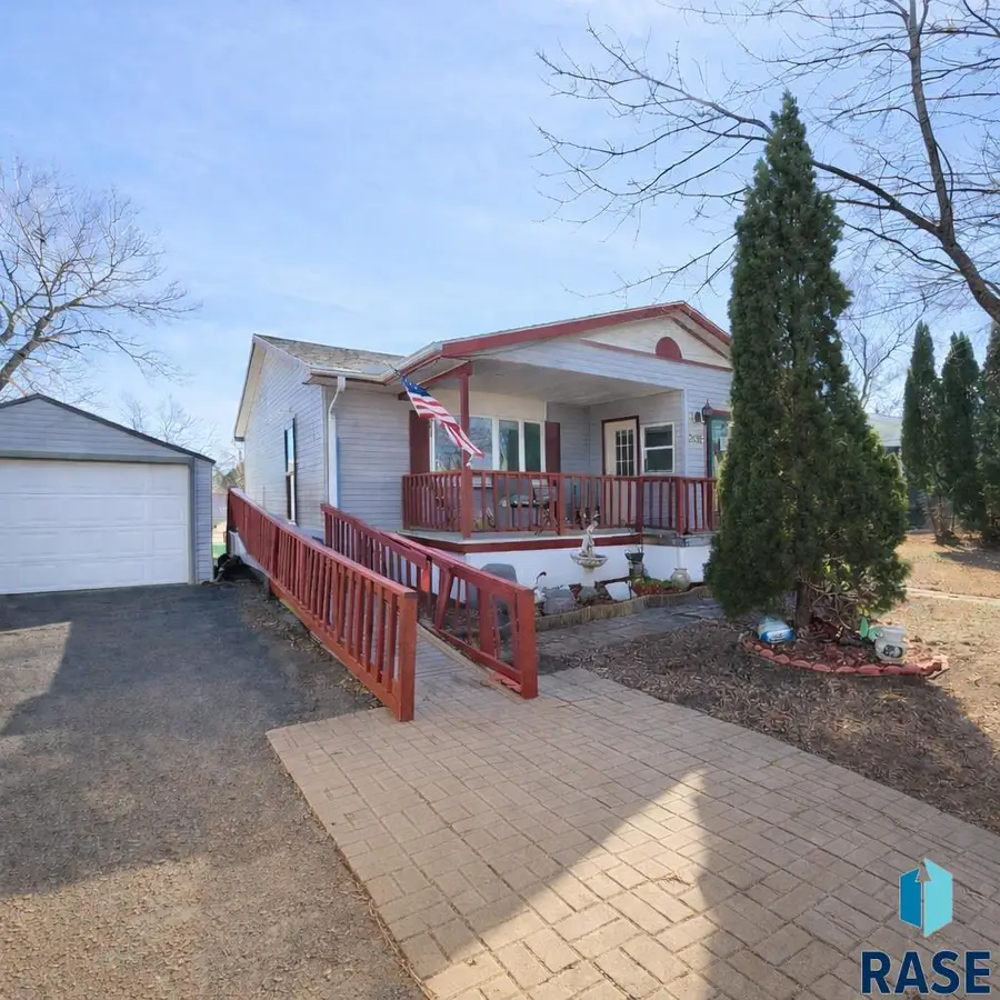 208 S Clark St, Viborg, SD 57070 - #2