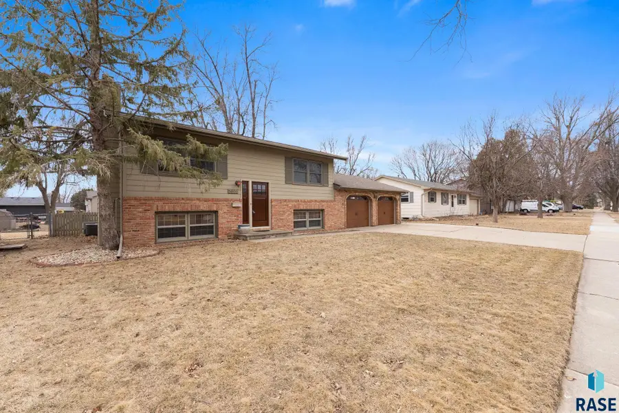 5805 W 50th St, Sioux Falls, SD 57106 - #2