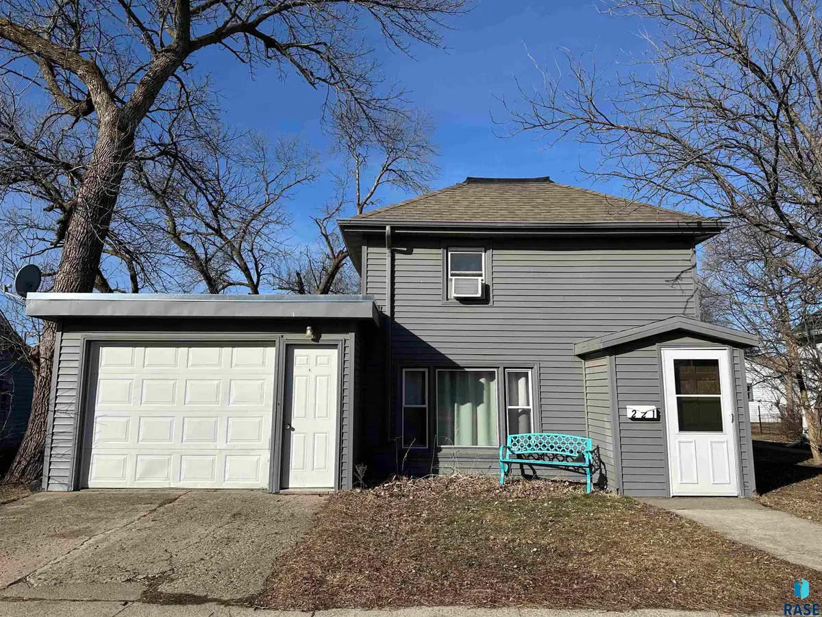221 S Josephine Ave, Madison, SD 57042 - #1