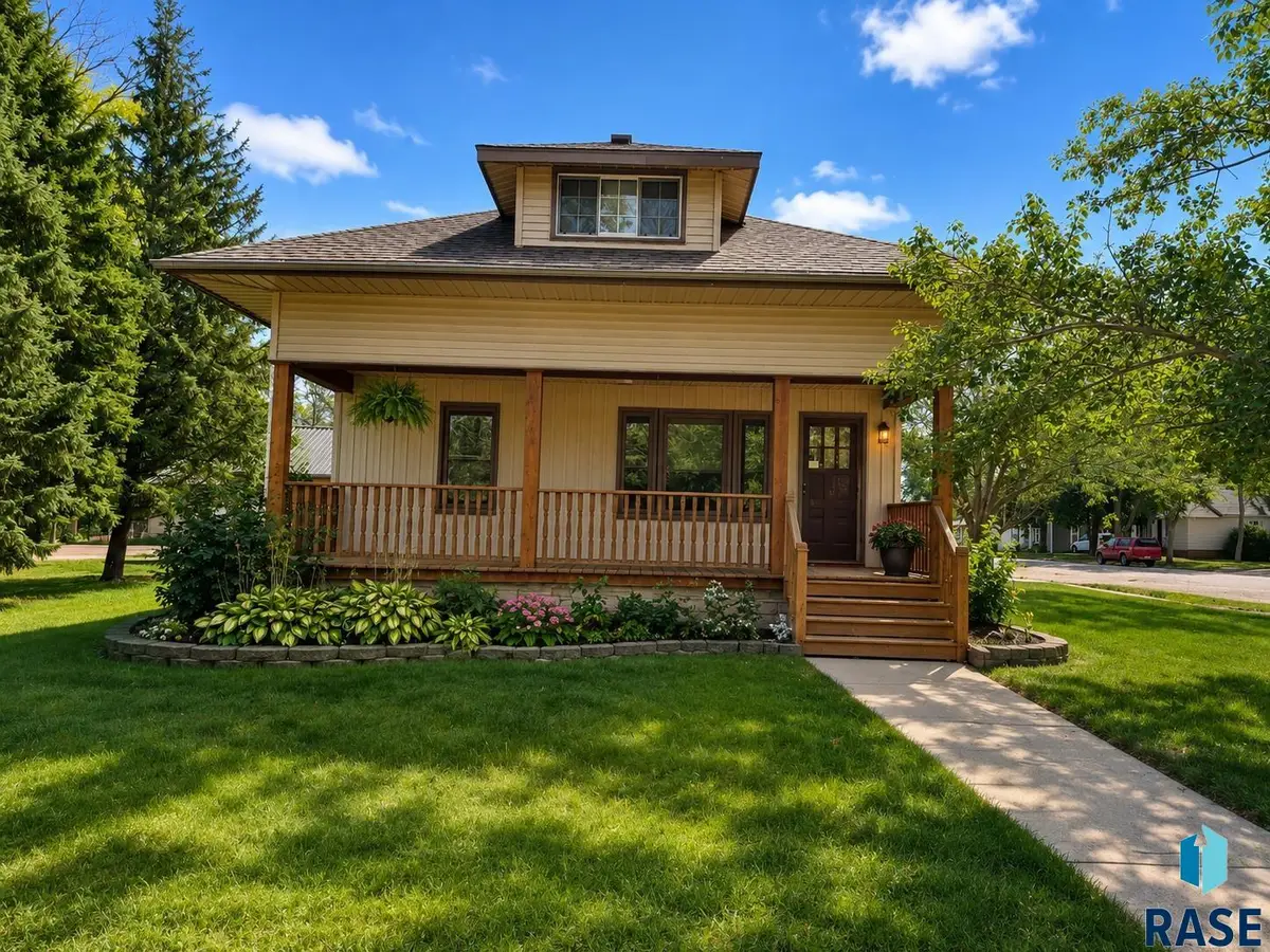 201 E 3rd St, Marion, SD 57043 - #1