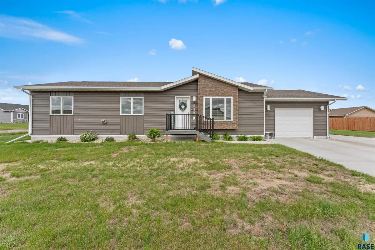203 Cherry Ln, Chamberlain, SD 57325 - #1
