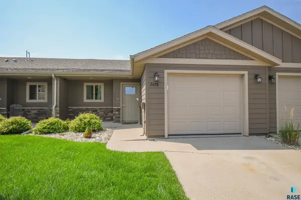 2428 E Meadowside Pl, Sioux Falls, SD 57108