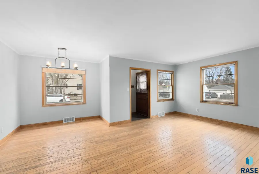 707 E 26th St, Sioux Falls, SD 57105 - #3