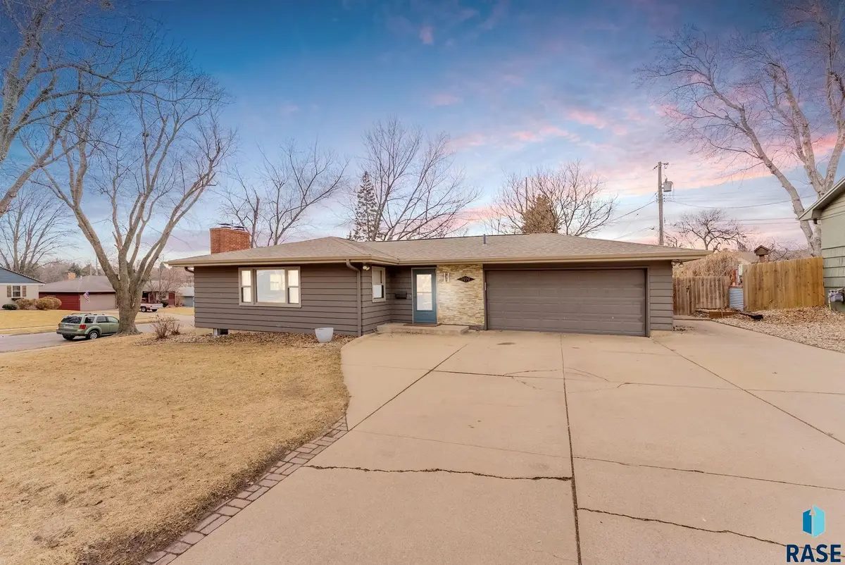 1919 S Williams Ave, Sioux Falls, SD 57105 - #1