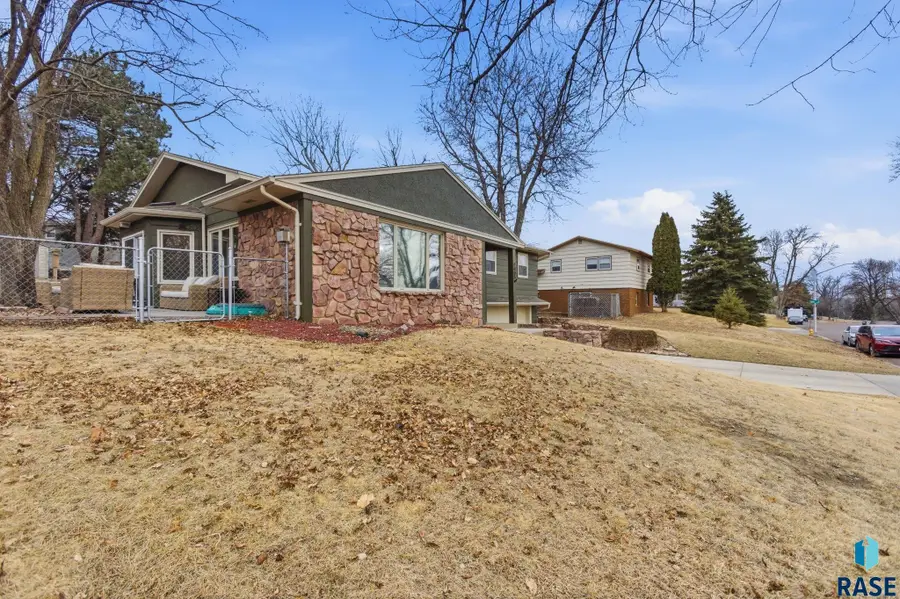 1405 E Otonka Trl, Sioux Falls, SD 57103 - #2