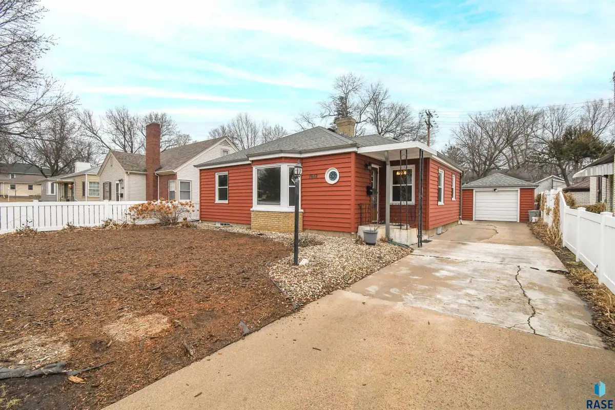 1612 S Summit Ave, Sioux Falls, SD 57105 - #1