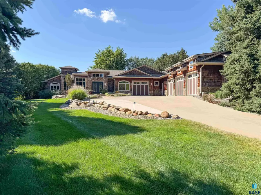 411 S Country Club Ave, Brandon, SD 57005 - #3