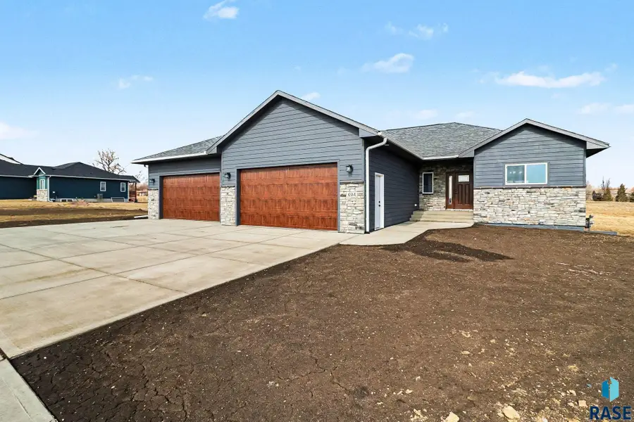 404 E 11th St, Crooks, SD 57020 - #2