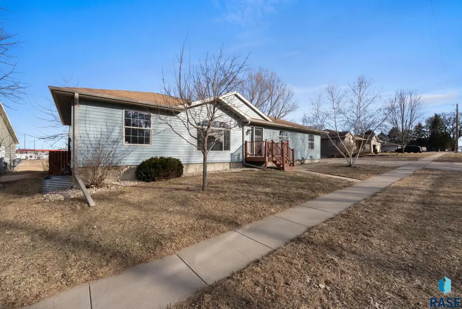 406 N Cherry St, Lennox, SD 57039 - #2