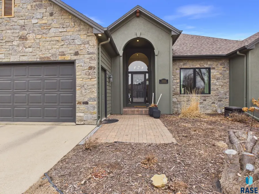 112 W St Andrews Dr, Sioux Falls, SD 57108 - #2