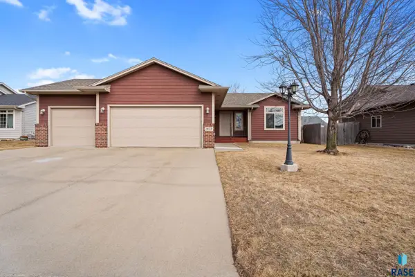 802 Honeysuckle Dr, Harrisburg, SD 57032