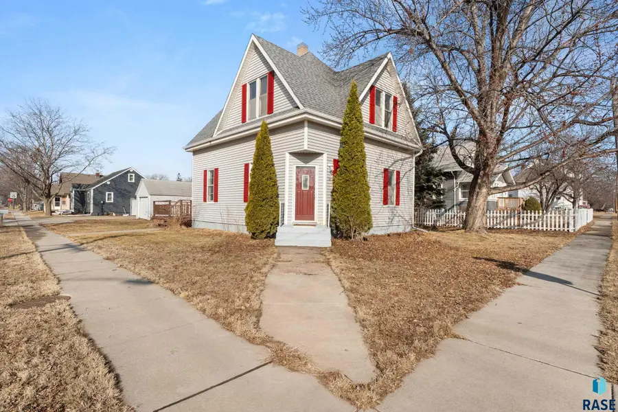 321 S Cedar St, Lennox, SD 57039 - #2