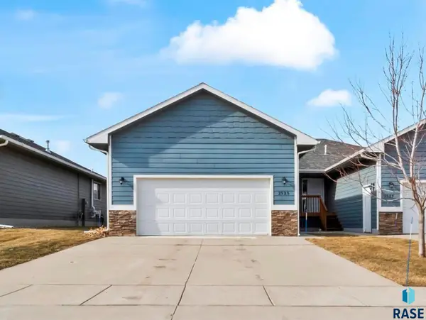 2527 Dorian Dr, Yankton, SD 57078
