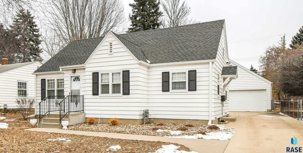 2520 S Center Ave, Sioux Falls, SD 57105 - #1