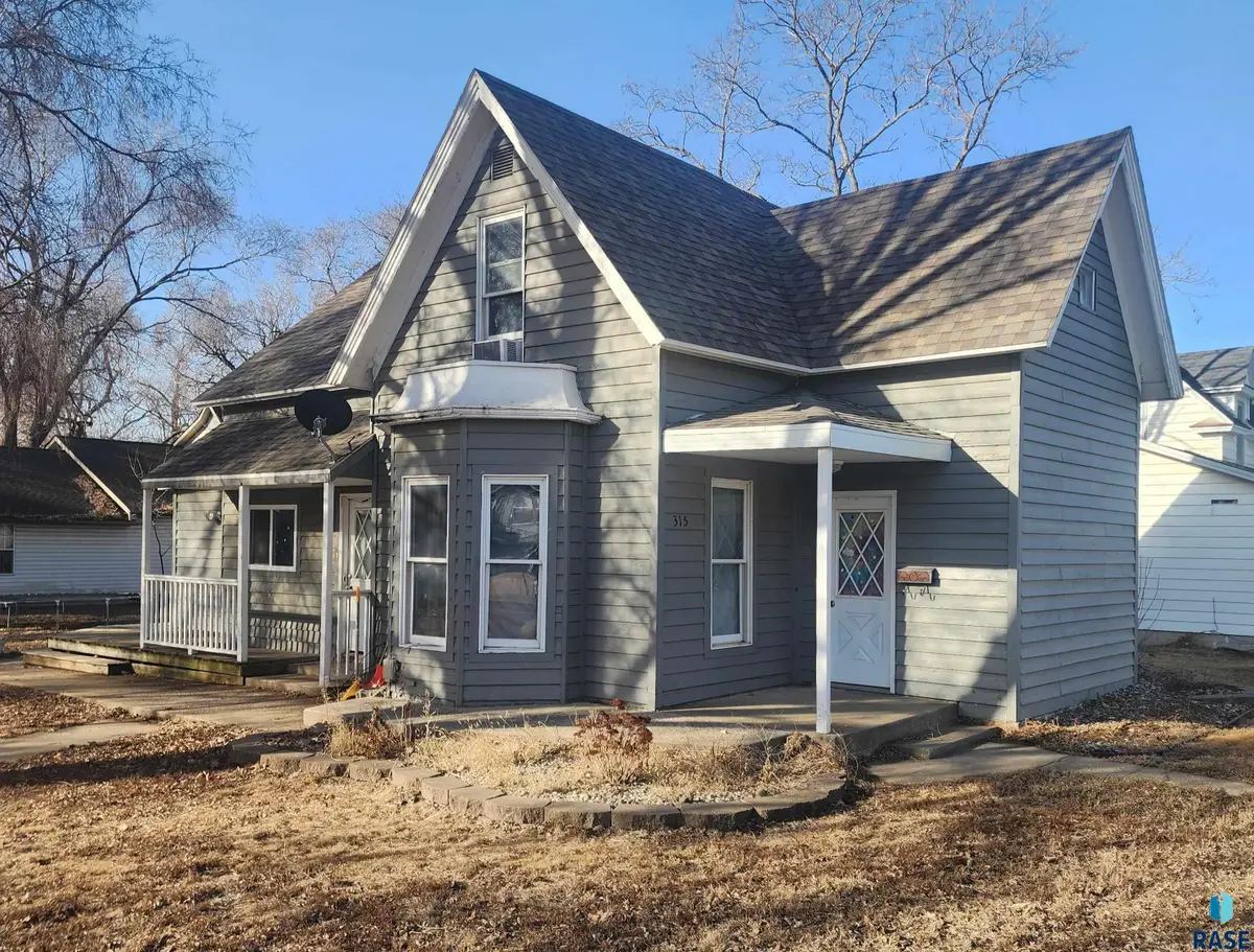 315 W 5th St, Canton, SD 57013 - #1