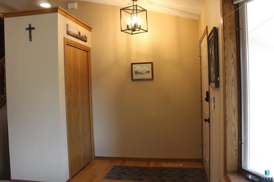 716 E Magnolia Dr, Brandon, SD 57005 - #3