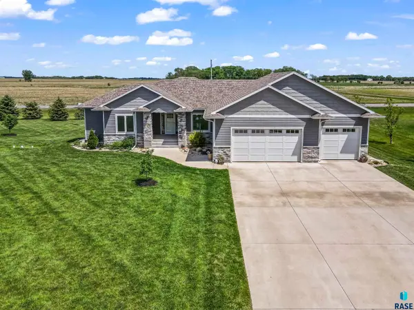 27164 Fairway Pl, Sioux Falls, SD 57108