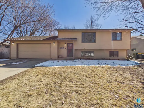 213 W Spruce St, Brandon, SD 57005