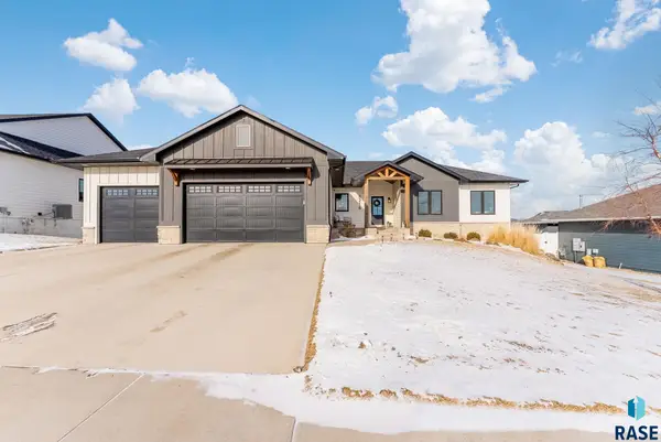 8216 E Ladyslipper Cir, Sioux Falls, SD 57110