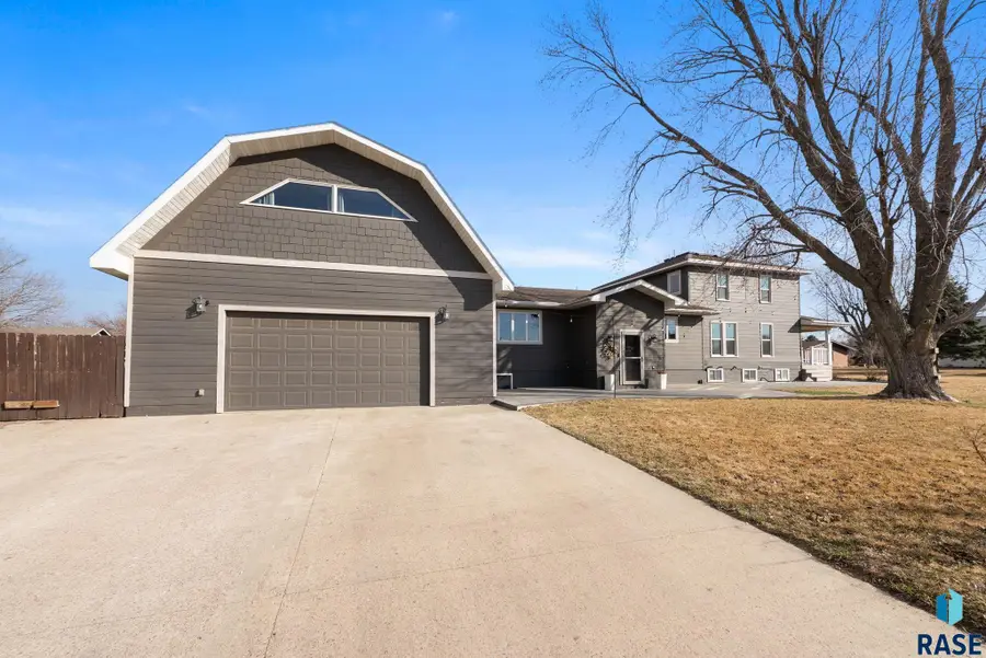 411 S 6th St, Beresford, SD 57004 - #3