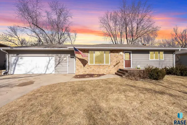 5620 W Pebble Creek Rd, Sioux Falls, SD 57106