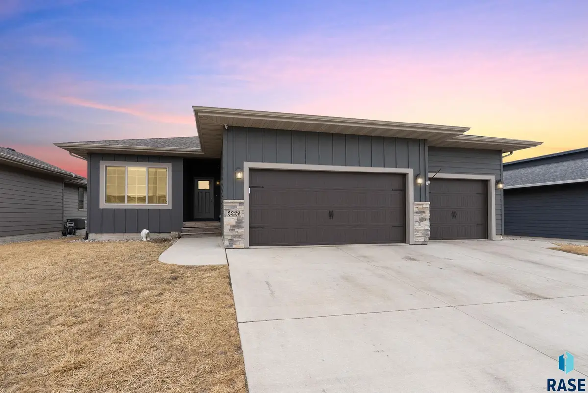 2229 S Creekview Ave, Sioux Falls, SD 57106 - #1