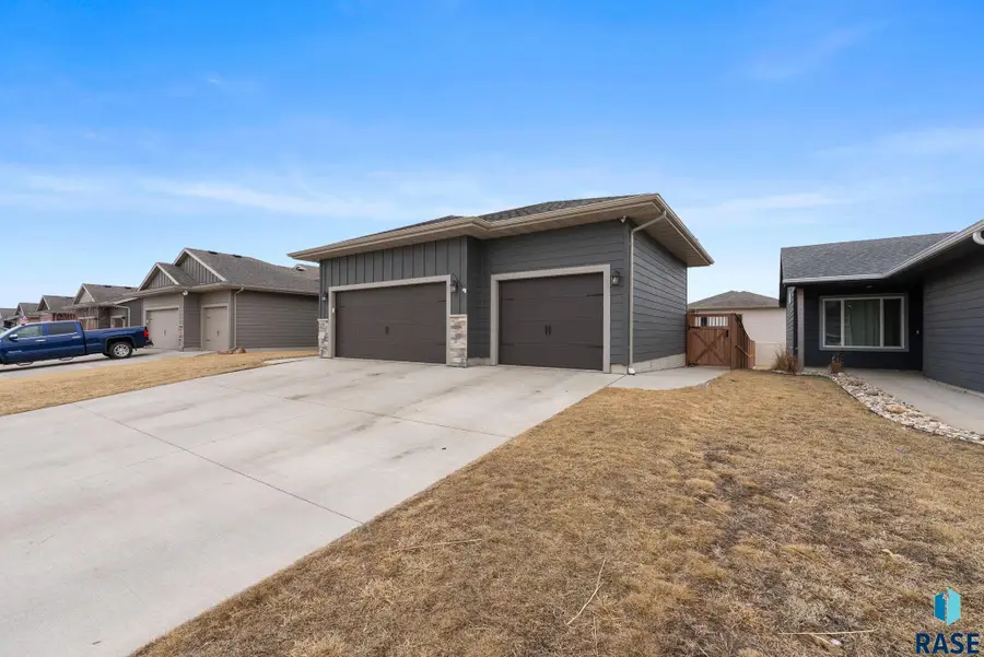 2229 S Creekview Ave, Sioux Falls, SD 57106 - #2