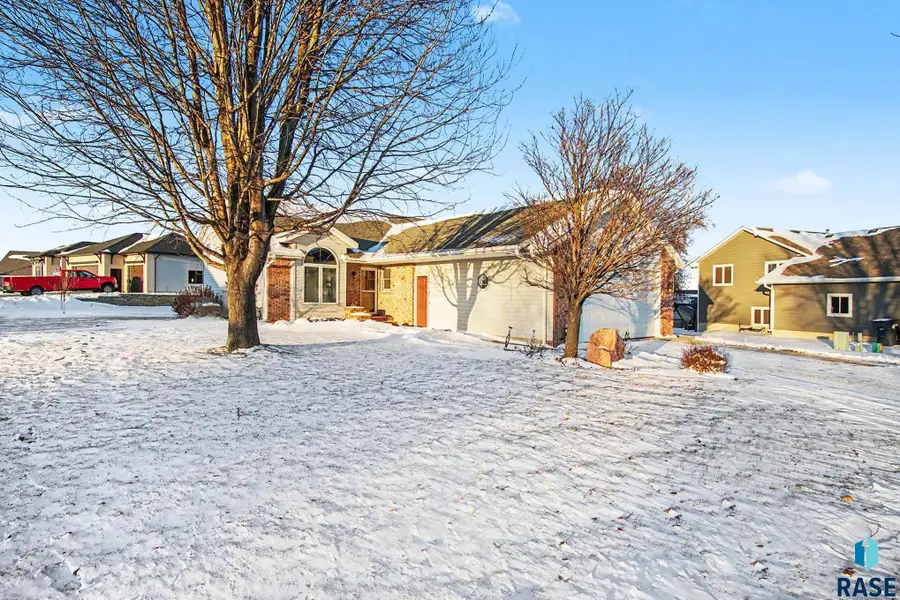 301 E Christensen Dr, Luverne, MN 56156 - #2