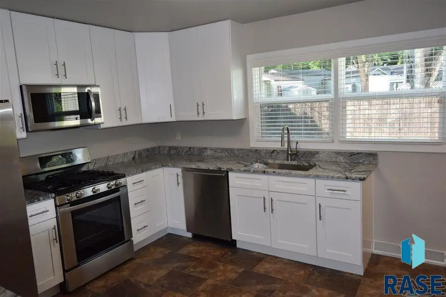 3204 E 24th St, Sioux Falls, SD 57103 - #2
