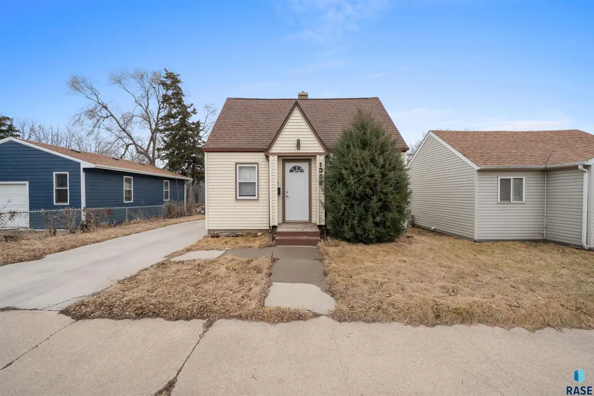 1305 E 12th St, Sioux Falls, SD 57103 - #1