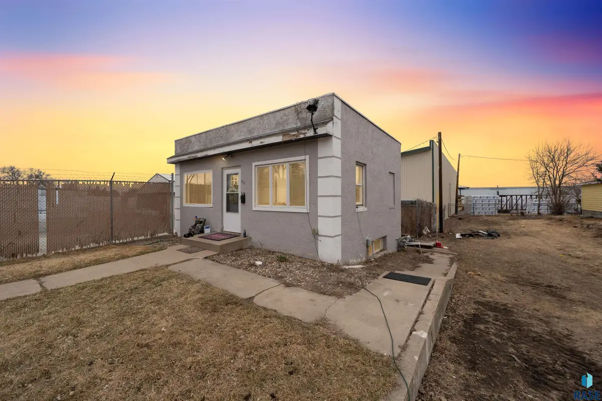 710 S 4th Ave, Sioux Falls, SD 57104 - #1
