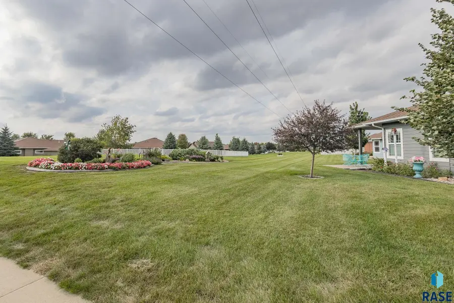 3233 S Manifold Ave, Sioux Falls, SD 57110 - #3