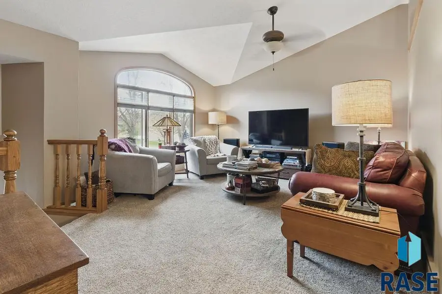 3518 S Matthew Dr, Sioux Falls, SD 57103 - #2