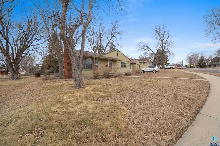 1909 S Cardinal Dr, Sioux Falls, SD 57105 - #2