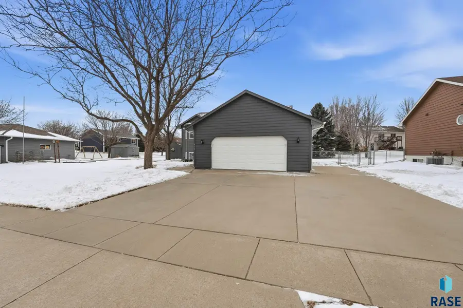 913 E Maywood St, Brandon, SD 57005 - #2