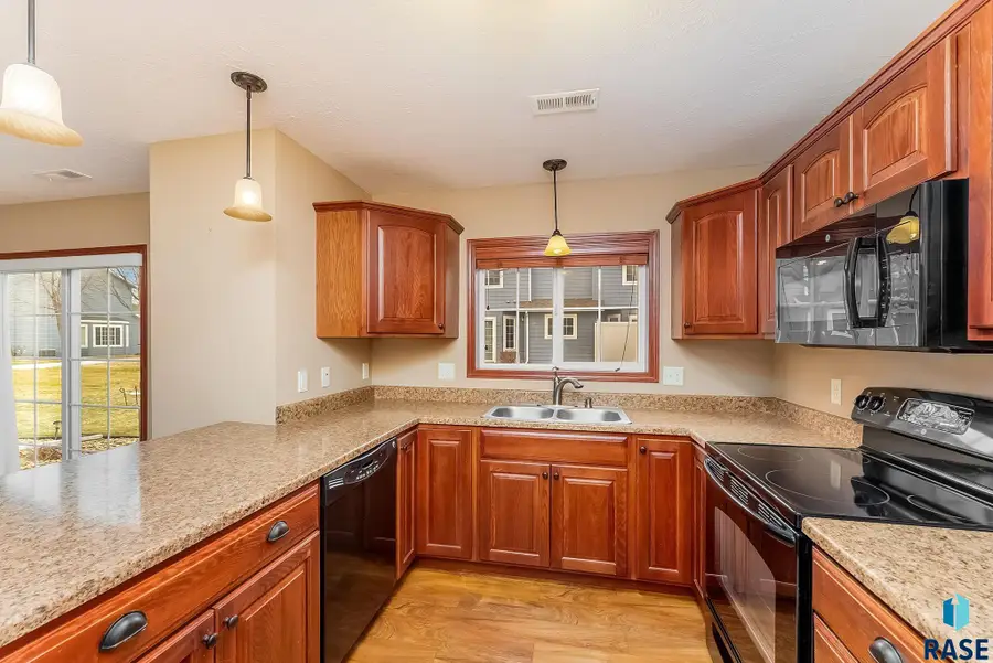 1213 N Pekin Pl, Sioux Falls, SD 57107 - #2