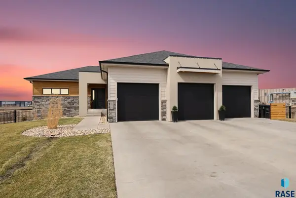 276 Central Park Ct, Harrisburg, SD 57032