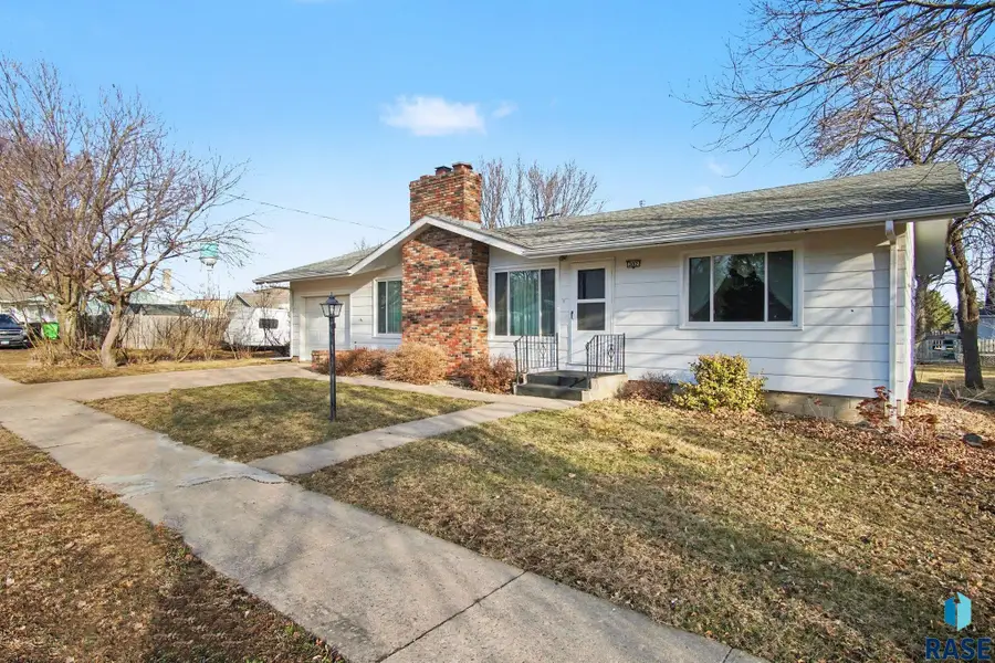 302 E 2nd St, Marion, SD 57043 - #3